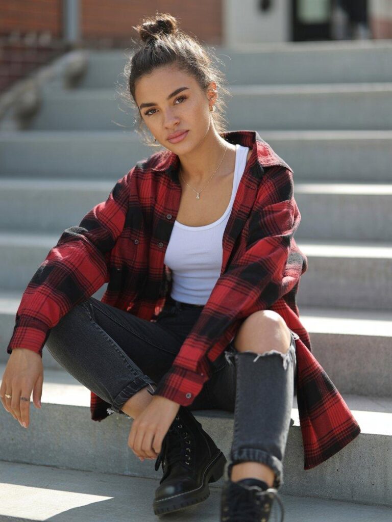 lazy-fall-outfit-flannel-shirt-ripped-jeans-combat-boots Grunge inspired lazy fall outfit flannel shirt ripped jeans and combat boots on urban steps